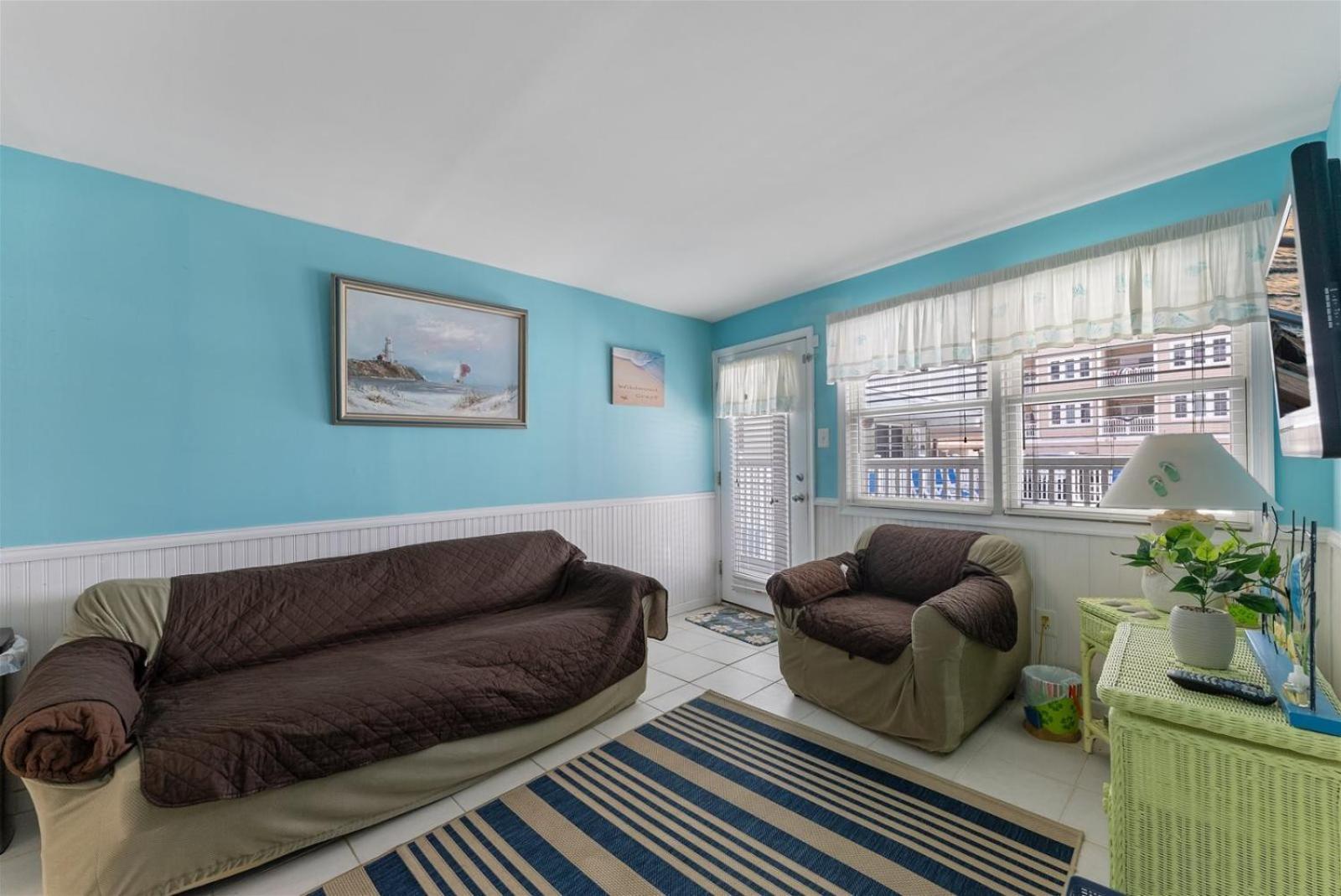 7203 Atlantic Ave, Unit 101 *