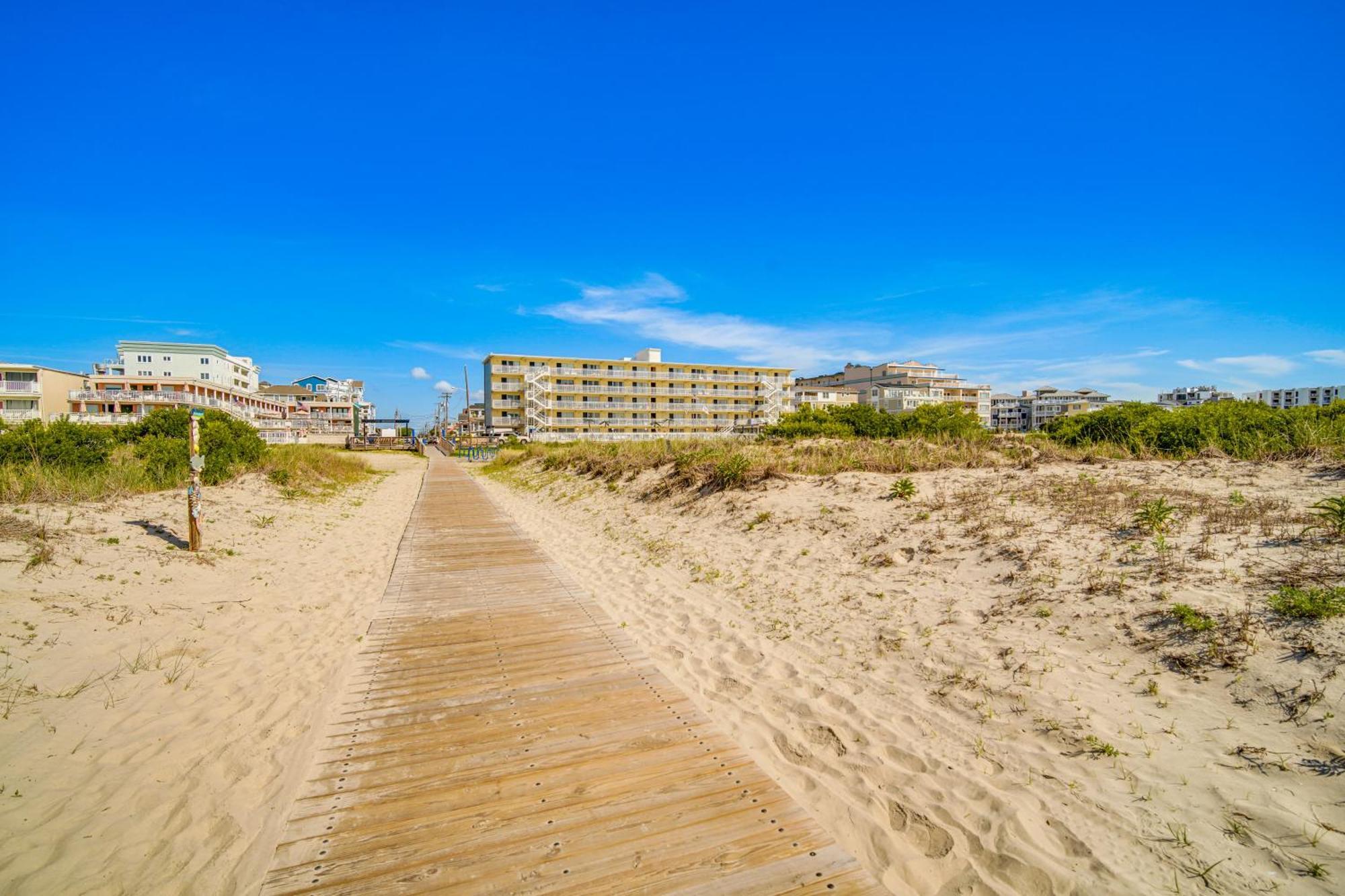 Apartment Sun-soaked Wildwood Getaway, 6 Mi To Cape May!