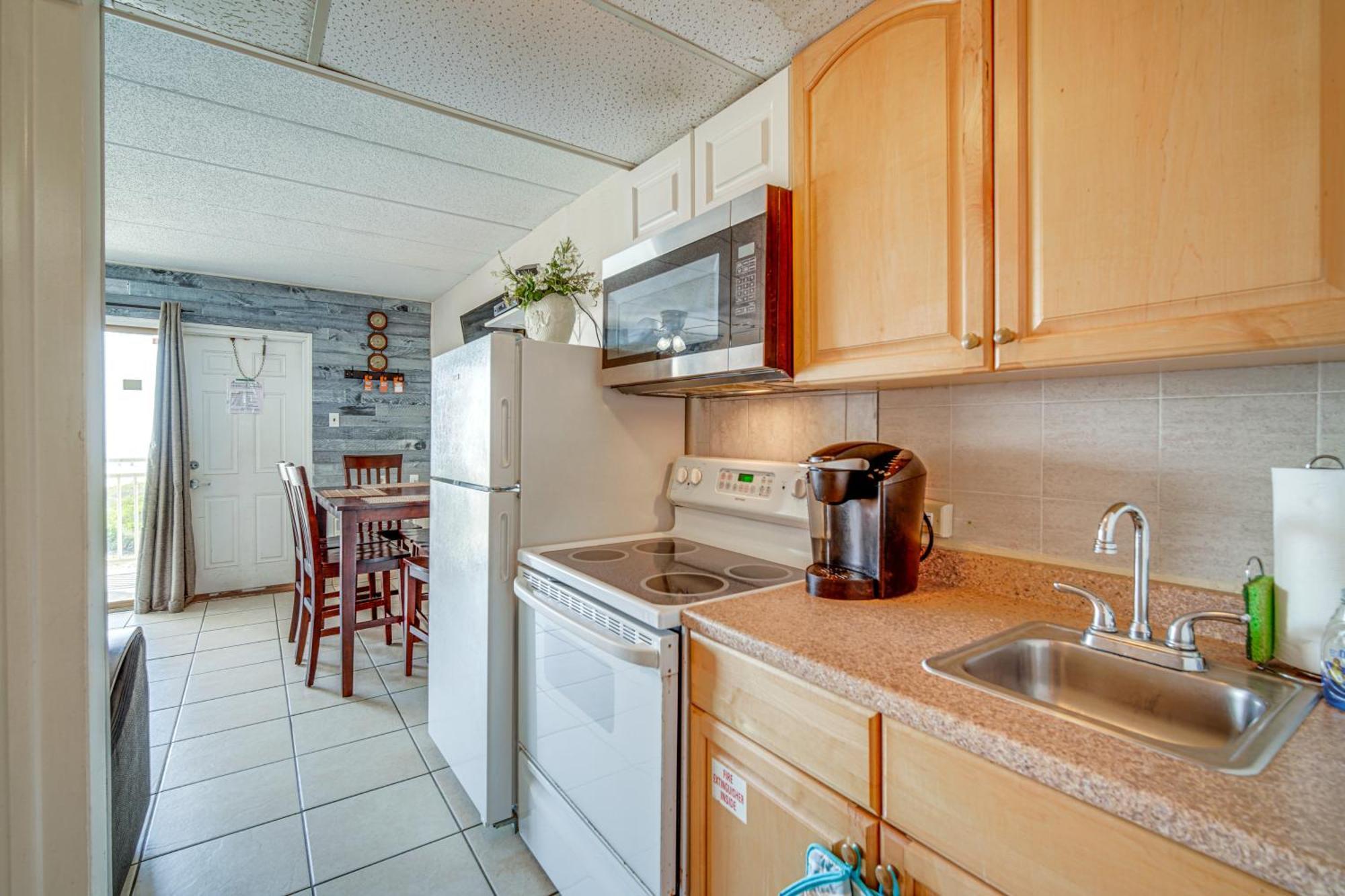 Sun-soaked Wildwood Getaway, 6 Mi To Cape May! Apartment Wildwood Crest