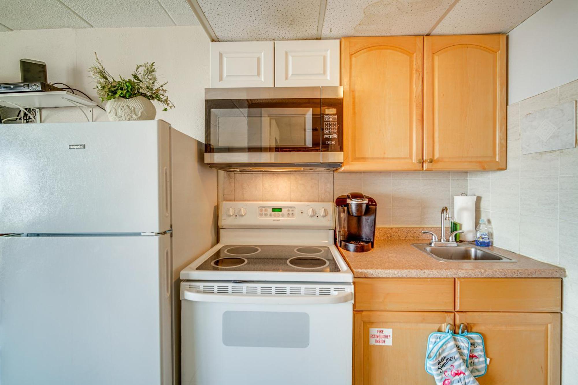 Sun-soaked Wildwood Getaway, 6 Mi To Cape May! Apartment